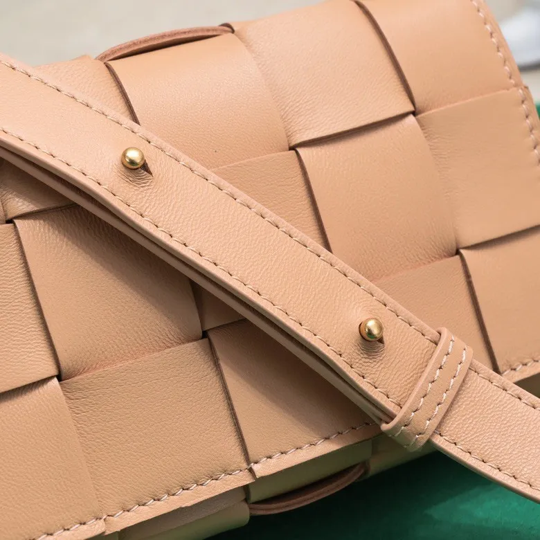 Batch 1320, ready to ship, first release on the whole network ♨️♨️ (mini size) BV sheepskin + 15 grid cassette + limited edition 🉑️🉑️🉑️ Classic style, high-end simplicity, this upper body is super refreshing! Paired with the BV parrot green on the sides, it’s very stylish but not exaggerated! Model: 7587 Size: 19*5.5*12cm